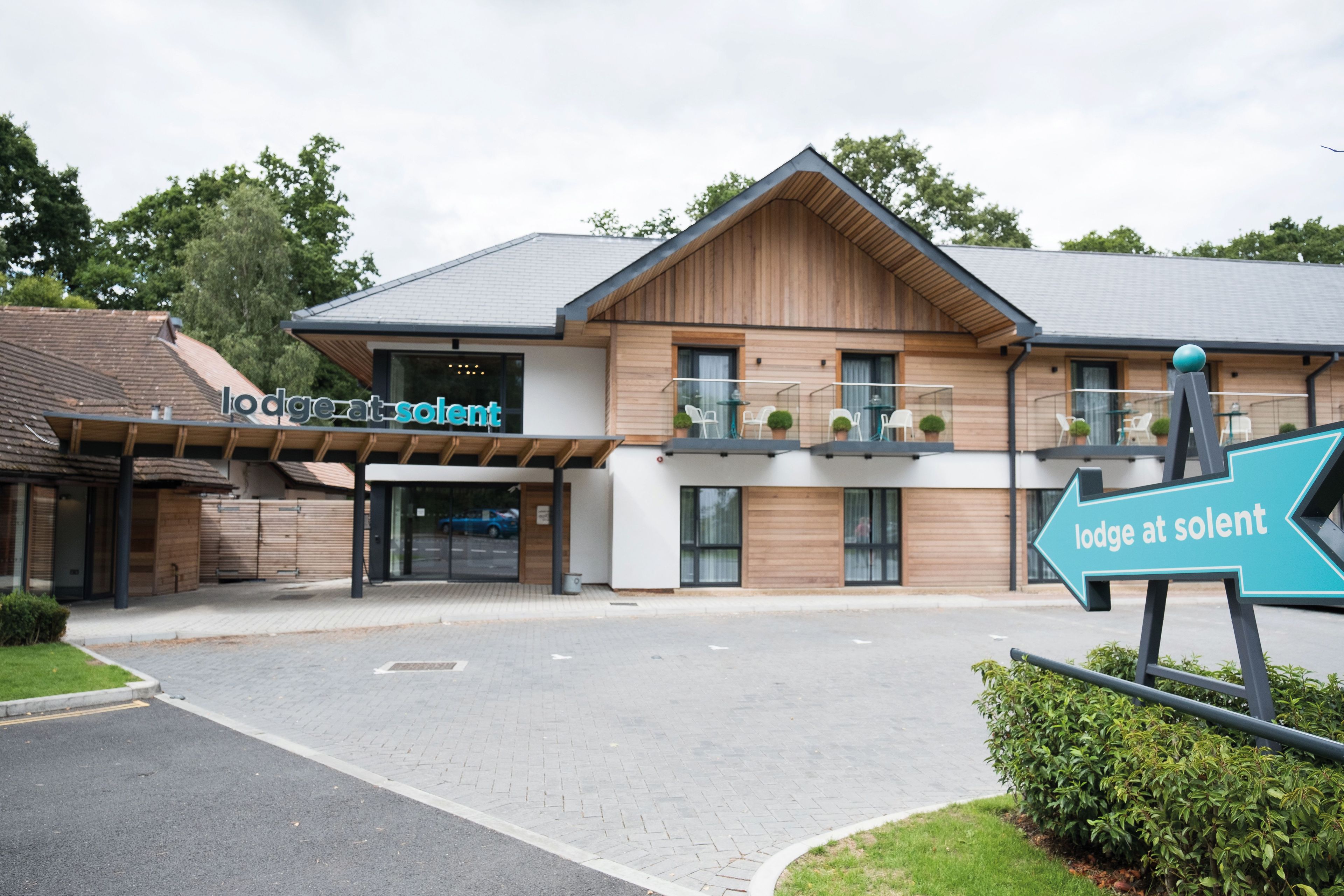 wide shot of entrance at Lodge at Solent